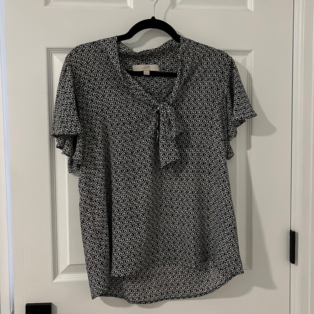 Loft navy floral flutter sleeve top with tie. Size S